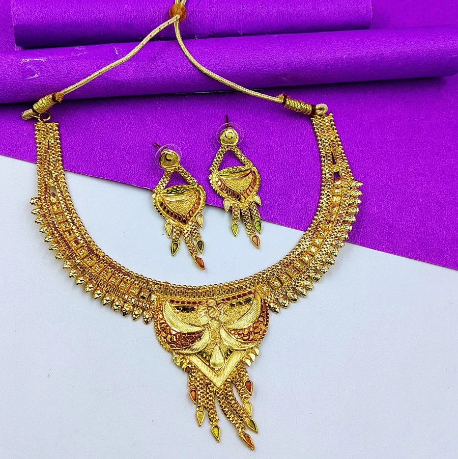 Graceful Antique Design Gold Polish Necklace Set